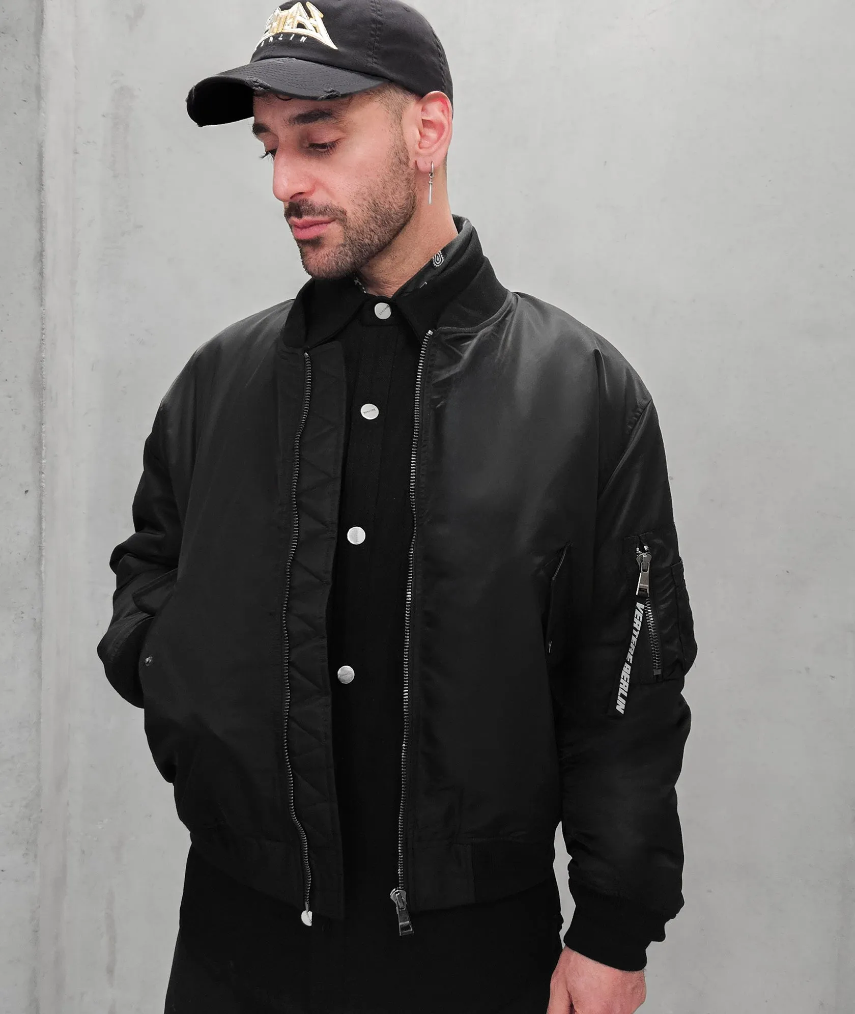 ROUGHNESS BOMBER JACKET - BLACK